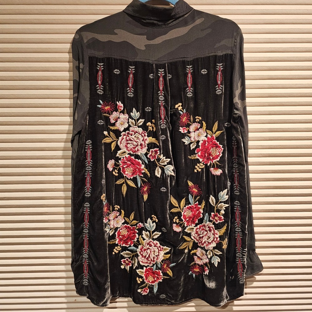 Johnny Was Workshop Camo Silk Floral Embroidered Velvet Shirt Small Button-up
